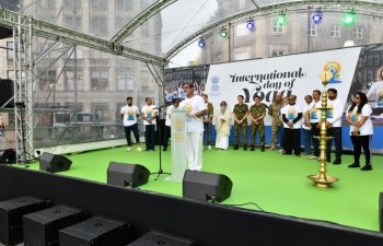 The prestigious Dam Square Amsterdam was witness to the largest ever yoga celebrations in the Netherlands on Sunday, June 16. A great multitude gathered in front of the Royal Palace on Dam Square in the heart of the capital city of the Netherlands to mark International Yoga Day.The event was inaugurated by the Chief Minister of Himachal Pradesh Mr. Jai Ram Thakur. Himachal Industries Minister Bikram Singh, Ambassador Venu Rajamony, International Cricket Star Suresh Raina, Dutch actor, model and photographer Ms. Micky Hoogendijk; Mr. V.K. Arora, Chairman and Managing Director of LT Foods and Dr. Deepak Mittal, Chairman, International Tractors Ltd. took part in the opening ceremony. Representatives of the Royal Dutch army also joined the celebrations for the first time. They participated in the group common yoga protocol session and also led the public in a special yoga workshop.